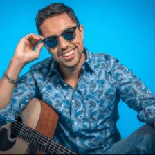 Enrique Coronado tocando guitarra